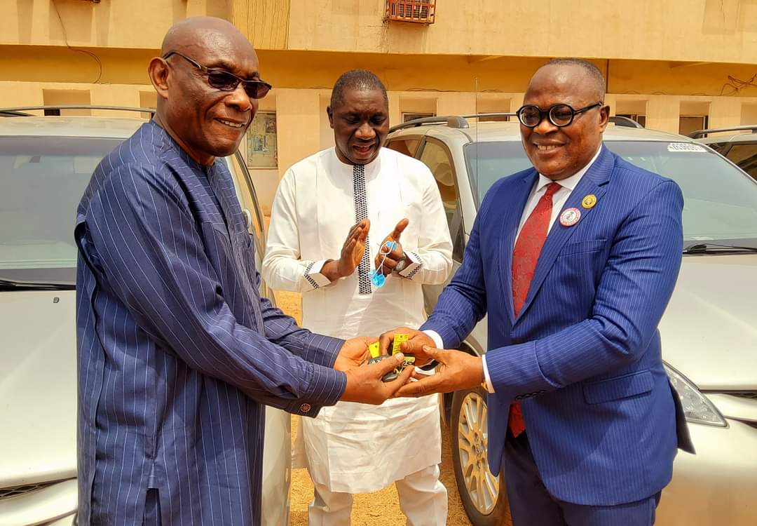 GovUgwuanyiNews's tweet photo. Fight against #drug abuse/#trafficking: Gov. #Ugwuanyi donates operational vehicles to #NDLEA 

#Governor Ifeanyi Ugwuanyi of #Enugu #State, today, handed over 4 vehicles to the Enugu State Command of the #National Drug #Law Enforcement Agency (NDLEA) to aid its operations... https://t.co/49PBdglHzM