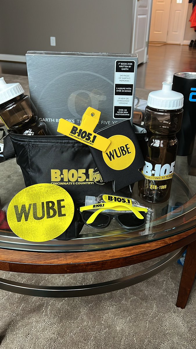 ClarkHarris46's tweet photo. Thanks to @B105 @AshleyB105 @StattB105 @BigDaveB105 for having me in the studio. Had a great time and I’m really loving all this merch. Thanks again. #ohsnapitsharris https://t.co/RlmbjS7IK1