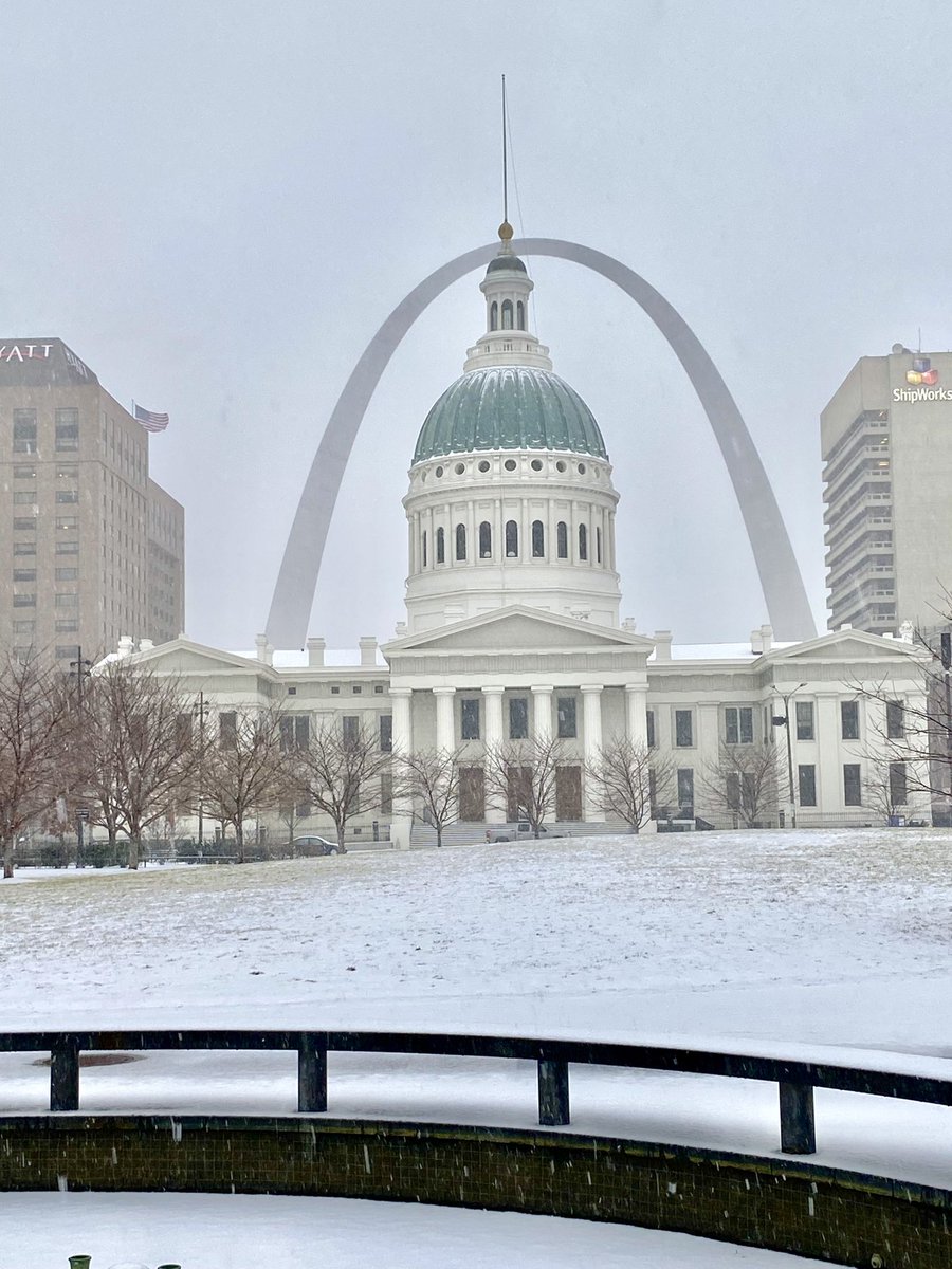 JLTDuerr's tweet image. Braving the storm today in St. Louis for #NISTS2022! Can’t wait to meet and learn from the transfer champions across the nation @transferpride #transferchampion @transfertweet #StLouis