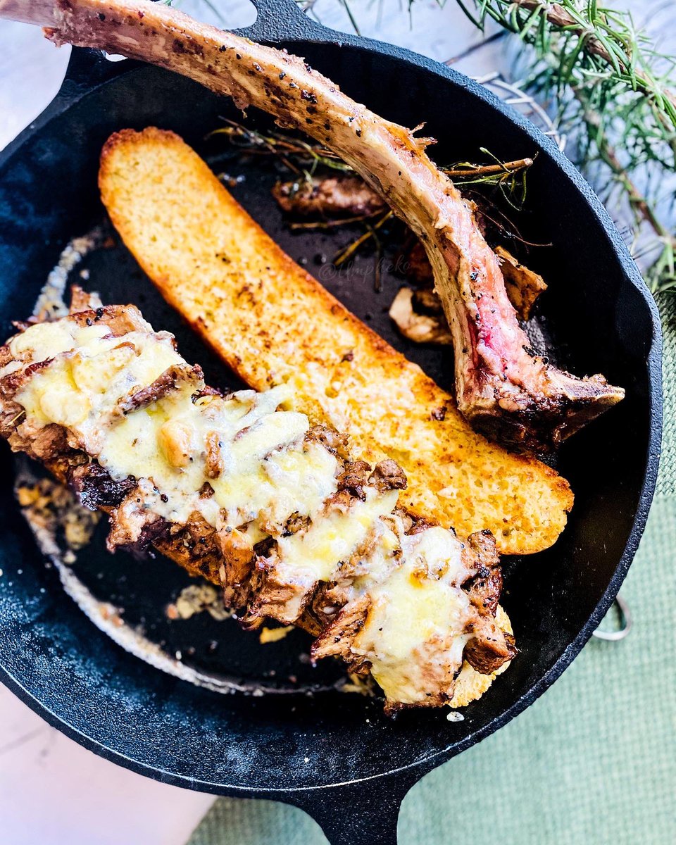 leledhlamini's tweet photo. I think I’m low-key obsessed with food styling 🥲🥲 Anyway here’s a cast iron grilled cheese and steak sandwich (made with homemade bread) 🥺🥺🤌🏾🤌🏾 #food #SandwichSeason #Umpheko https://t.co/sihFmFbKn1