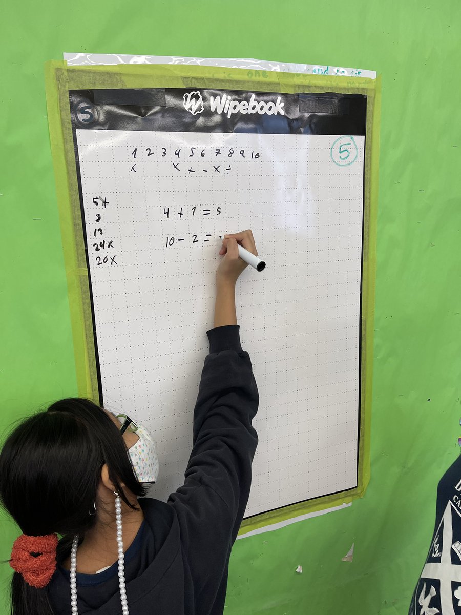 MrTinto_'s tweet photo. Using @Wipebook to facilitate our #thinkingclassroom rich math tasks with @GLewisOCT https://t.co/4izbOX1bQs