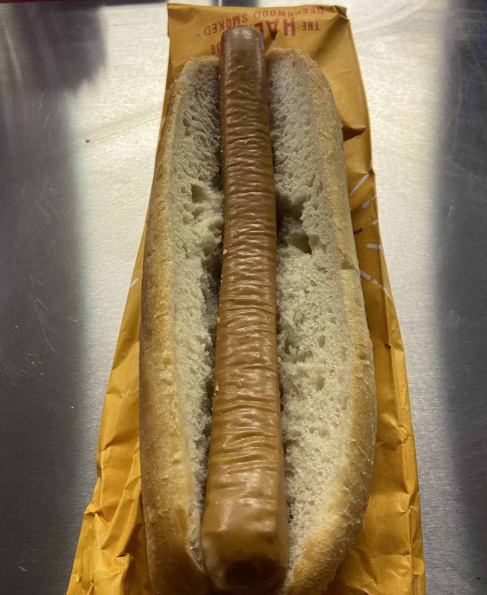 FootyScran's tweet photo. Hot dog at Bradford City (@officialbantams) 

💷 £4 https://t.co/KaCneRMAto