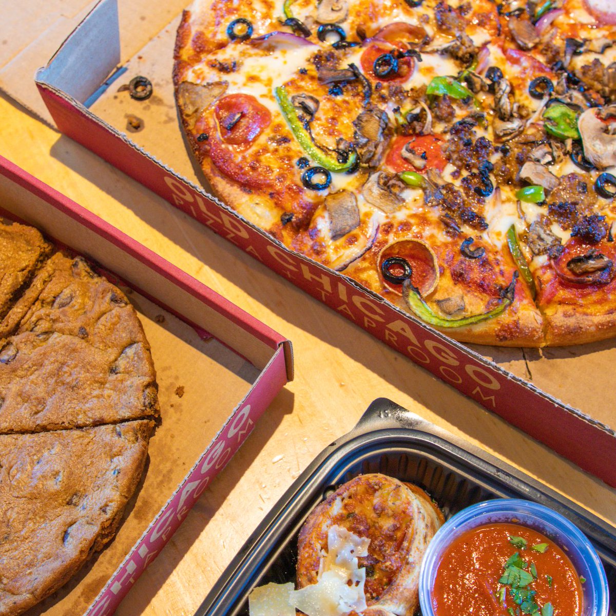OldChicago1976's tweet photo. We’ll handle the cooking, you handle the eating😋 Enjoy a Starter, large Pizza and Big Cookie when you order our #TaproomTakeout deal😋

Check your location for more information: https://t.co/kHUupKMQ7c https://t.co/gaFwOPqk3B