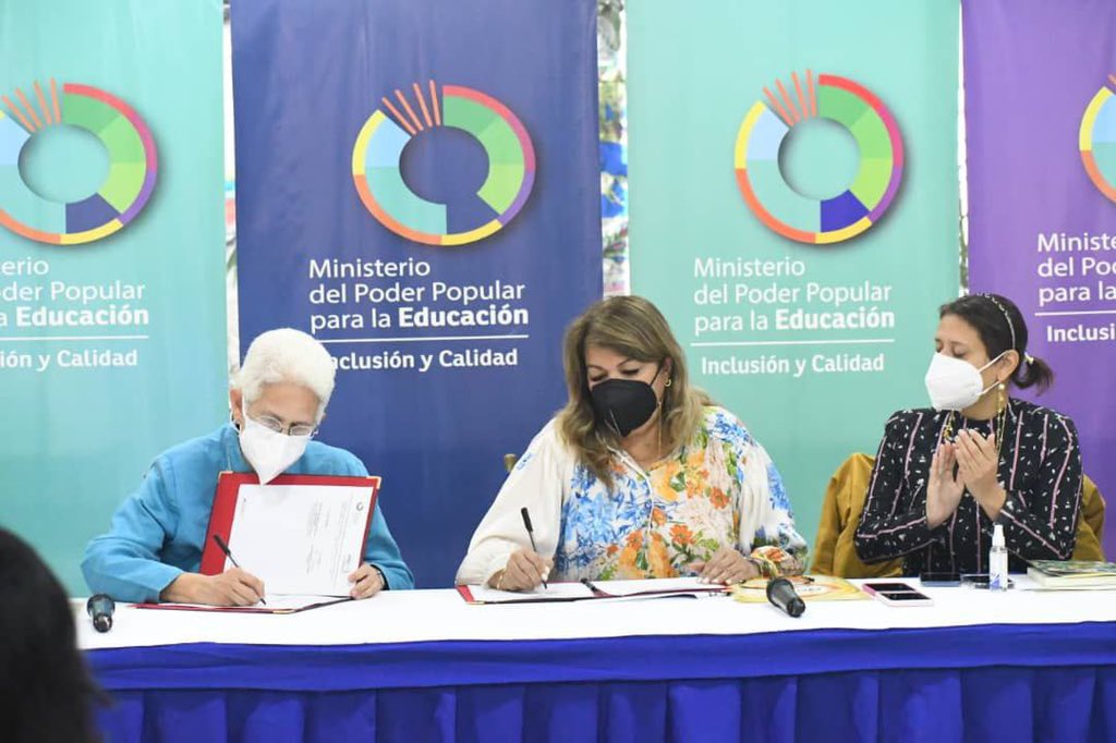 _LaAvanzadora's tweet photo. Por instrucciones del presidente @NicolasMaduro firmamos un convenio con la Asociación Venezolana de Educación Católica @avec_sc como aporte para garantizar la educación de calidad.

@MPPEDUCACION https://t.co/K4xztbzpeW