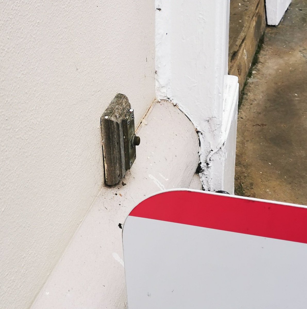 warwickUhistory's tweet photo. It was said that Mr Stubbs of #HighSteet #Warwick was "the largest of characters with the shortest of legs". Standing a remarkable 18 inches tall, Stubbs had this doorbell installed, at the now @MooreAndTibbits property, in 1886. #Unbelievable https://t.co/UYcJvYaOcv