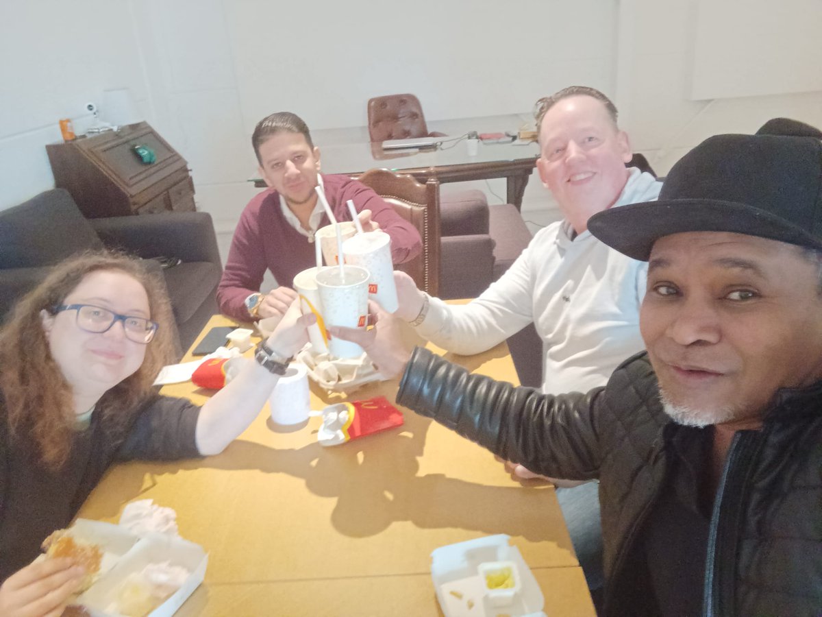 ANDREPRONK's tweet photo. Zoals jullie weten is mijn droom een talkshow te presenteren.🎤
We hebben een geweldig gesprek gehad. Op een mooie locatie in Naarden.
Dus binnenkort meer ..
de productie wordt gedaan door: TM Media & Marketing
#talkshow #Youtube #Talpa #sbs6 #lachen #rtlboulevard #sbsshownieuws https://t.co/gOLaghF85s