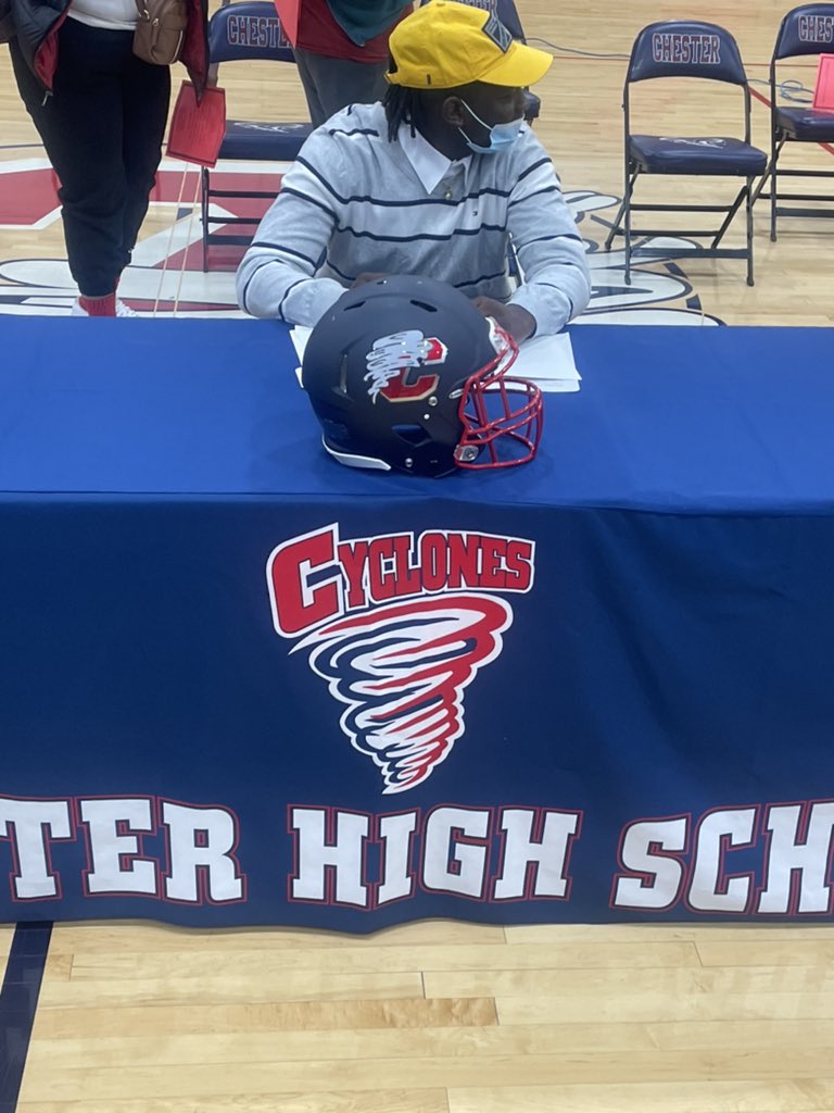 jackson_quez's tweet photo. 100% signed and committed to @JCSUniversity @Chester_FB @CoachFlowers #JCSU #GOLDENBULLS💛💙 https://t.co/OIq3XZzxIE