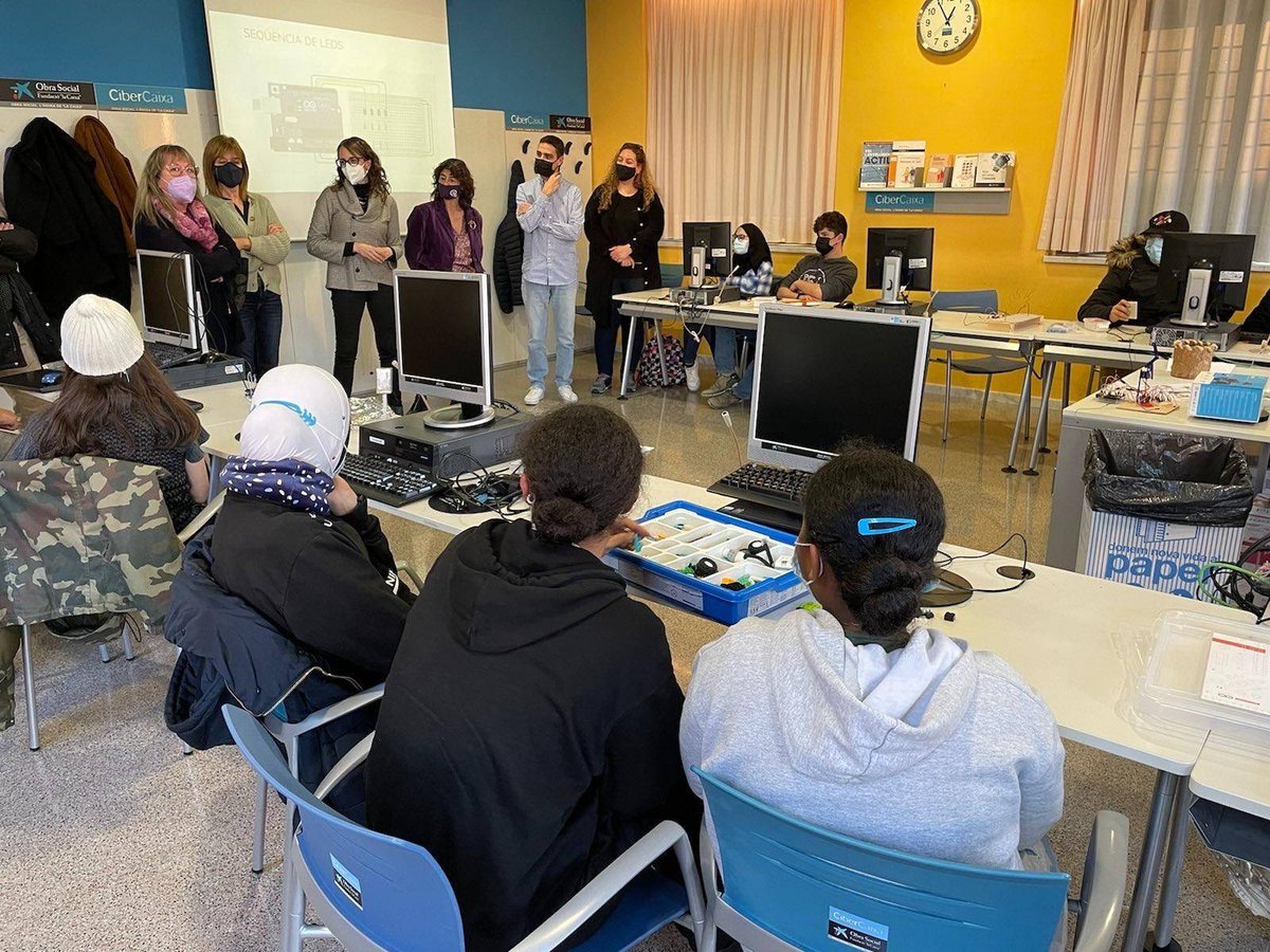 igualtatcat's tweet image. Salt representa tota la #diversitat del país. 

Projectes com &quot;Canvia el xip&quot;, que apropa #tecnologia i robòtica als centres educatius, són claus en la transformació social de Catalunya.

Treballem amb l&apos;Ajuntament de @ViladeSalt construint un municipi #inclusiu i #feminista.