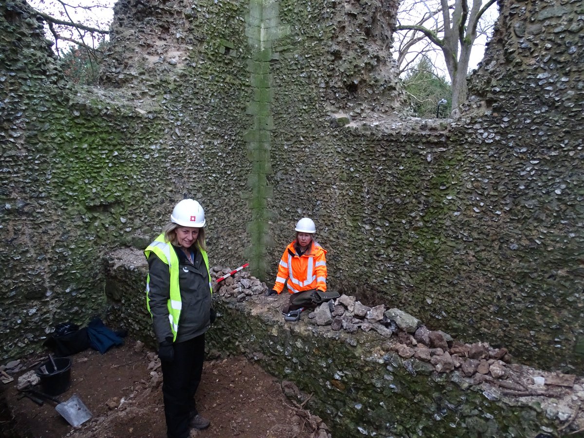 BishopsWMuseum's tweet image. Archaeology news at Bishop's Waltham Palace: inside the West Tower at basement level there is a cross wall - who knew? Speculation on its purpose? There is no door through it so two cellars with different entrances? @EnglishHeritage @context_one @SStones