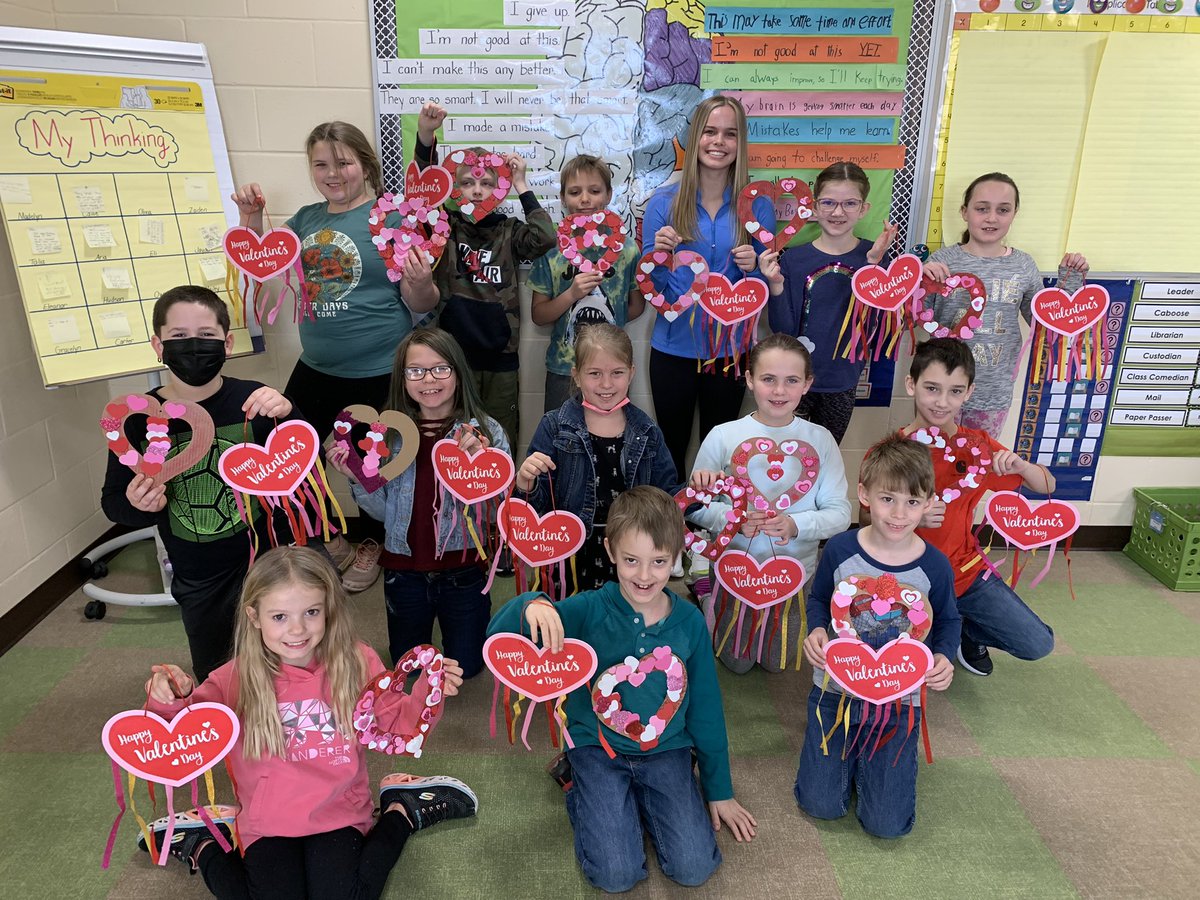 cameroncomets's tweet photo. Senior Maddie Wall made valentines with Ms. Lehmann's third grade class as a part of her NHS project. Maddie will be delivering the valentines to a local nursing home to help brighten their day!
#CameronComets 
#NHS
#ValentinesDay https://t.co/qu2i2i4pSo