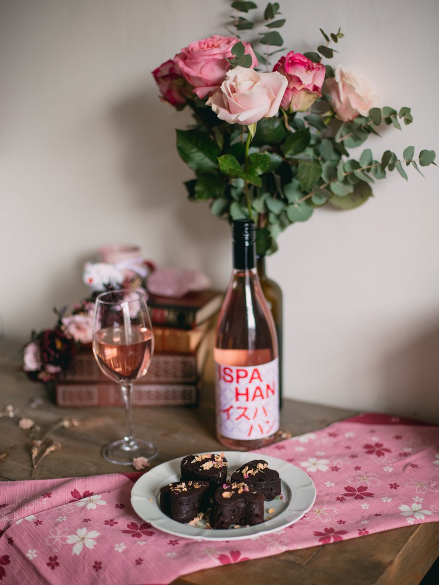 Carnetsdalice's tweet photo. Les muffins de ma dernière recette, un accord parfait avec le saké rose d'Ispahan @wakaze_fr_sake 🌹-20% de réduction jusqu'au 8 février : 
https://t.co/xaRoUE5ARE https://t.co/PYzAHw7ITq