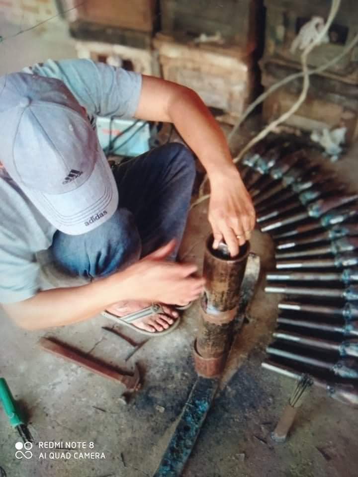 war_noir's tweet photo. #Myanmar (#Burma) 🇲🇲: Some photos of the production of handmade ~60mm mortar bombs & the tube by People's Defence Forces (#PDF) in #Monywa, #Sagaing.
These photos were taken before the fuses was inserted and the explosive contents was filled.
#WhatsHappeningInMyanmar
#Feb2Coup https://t.co/dhGioO7zUz