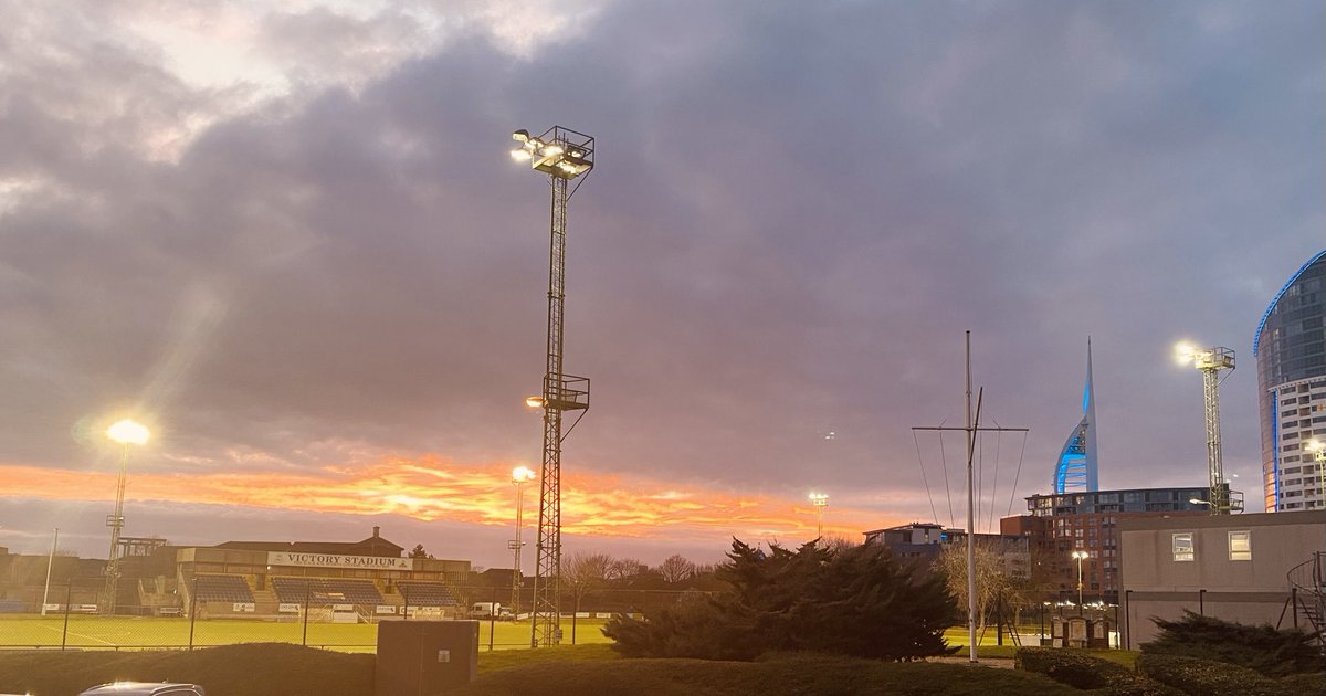 It’s not quite up to ⁦<a href="/matt_bromage/">Matt Bromage 〓〓 🌟 🌟 ⭐️</a>⁩ standard, and lacks the coffee of ⁦@WOCarlSteedman⁩ but, for ⁦<a href="/doctorwibble/">Kate Prior</a>⁩ here is the epic #skywatch view over HMS Temeraire this evening 💕