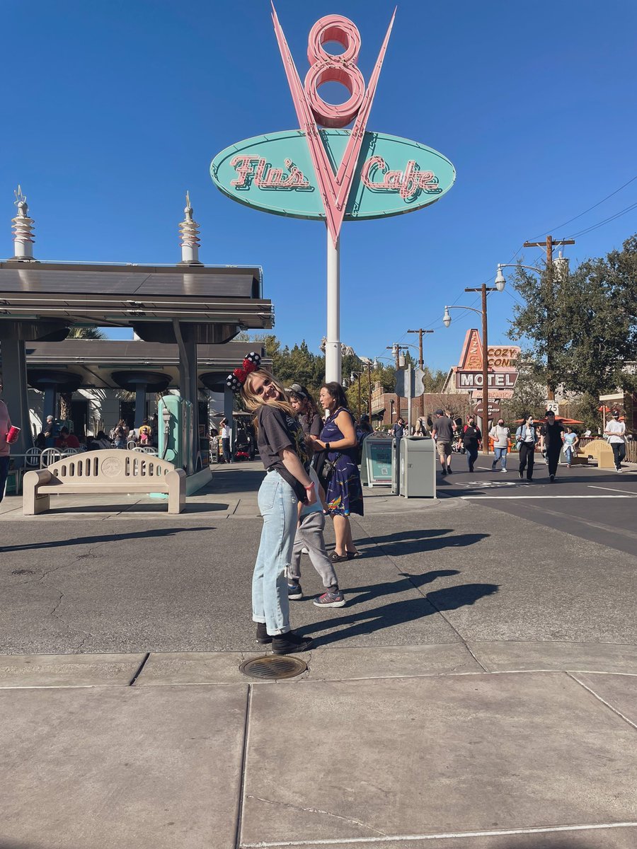 FowlksKayla's tweet photo. disneyland truly is a magical place 🤍 https://t.co/EC83iigeTJ