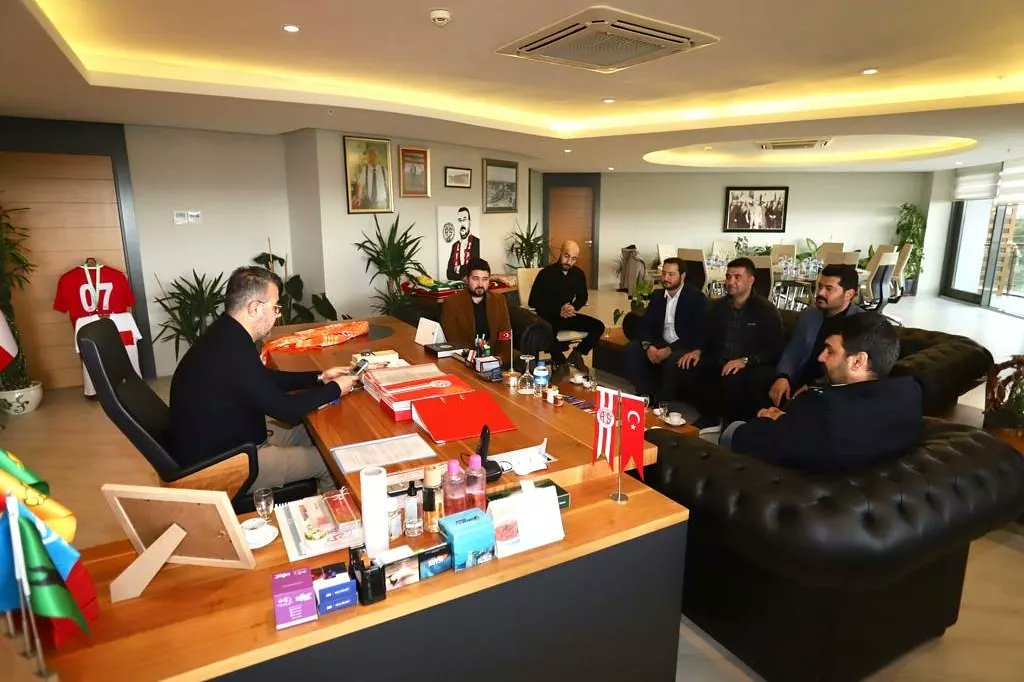 Antalya Yörükler Derneği Gençlik Kolları Başkanı Dr. İlyas Tekkanat ve yönetim kurulu  Antalyaspor Başkanı Av. Aziz Çetin beyefendiyi ziyaret ettiler. Yörük kültürü ve Antalyasporumuz hakkında keyifli bir sohbet gerçekleştirildi.