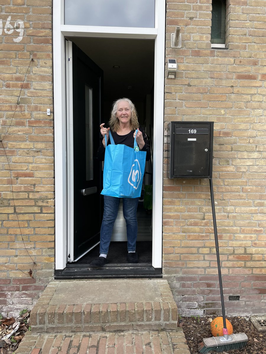 Vicishier's tweet photo. We hebben de bewoners van @Nijestee aan de Zilverlaan in @Vinkhuizen bedankt voor hun medewerking aan het verbeterproject. De woningen zijn o.a. voorzien van dak- en spouwmuurisolatie, dubbel glas en zonnepanelen! @albertheijn zorgde voor goed gevulde tassen! #LabelA #duurzaam https://t.co/OGYIkB7KdK