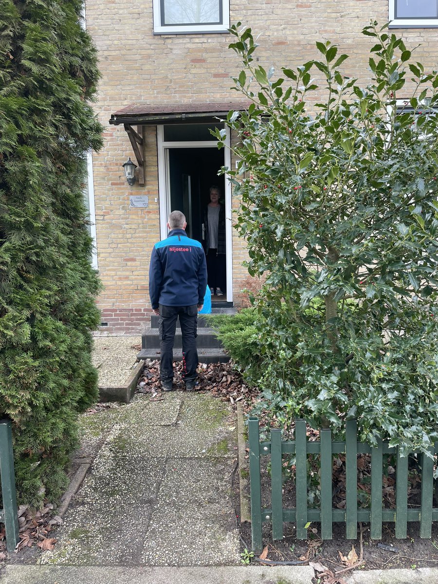 Vicishier's tweet photo. We hebben de bewoners van @Nijestee aan de Zilverlaan in @Vinkhuizen bedankt voor hun medewerking aan het verbeterproject. De woningen zijn o.a. voorzien van dak- en spouwmuurisolatie, dubbel glas en zonnepanelen! @albertheijn zorgde voor goed gevulde tassen! #LabelA #duurzaam https://t.co/OGYIkB7KdK
