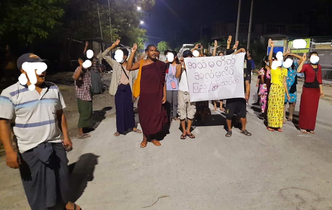 katycho22222's tweet photo. Anti-Military Dictatorship regular night strike was marched by the persistent protesters from Mandalay #Pyigyidagon Tsp,with unchanging spirit. 
Be safe.🙏🏽✊🏽💪🏽
#TakeActions_NoMoreWords
#2022Feb2Coup
#WhatsHappeningInMyanmar https://t.co/O7r9WIj8tD