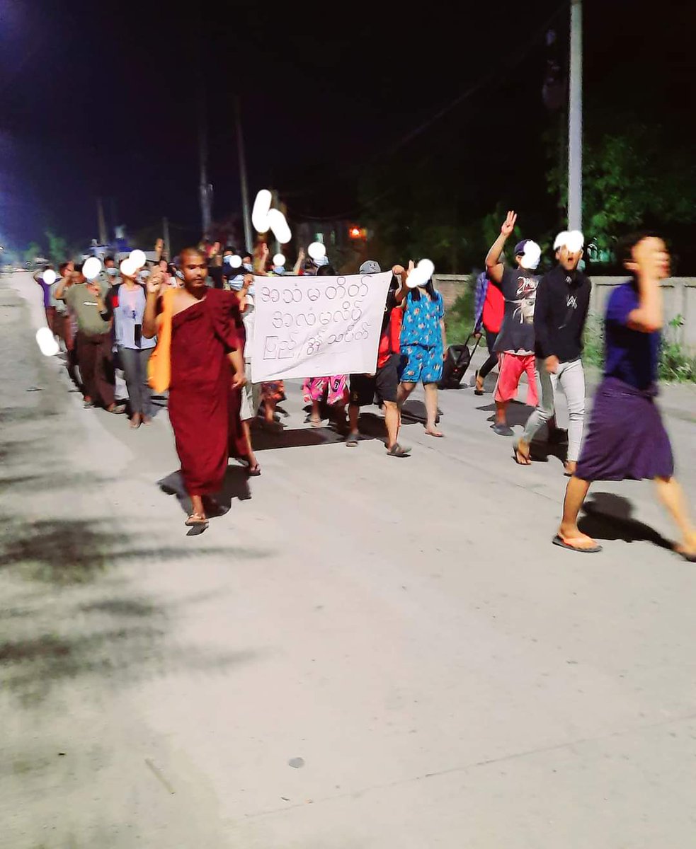 katycho22222's tweet photo. Anti-Military Dictatorship regular night strike was marched by the persistent protesters from Mandalay #Pyigyidagon Tsp,with unchanging spirit. 
Be safe.🙏🏽✊🏽💪🏽
#TakeActions_NoMoreWords
#2022Feb2Coup
#WhatsHappeningInMyanmar https://t.co/O7r9WIj8tD