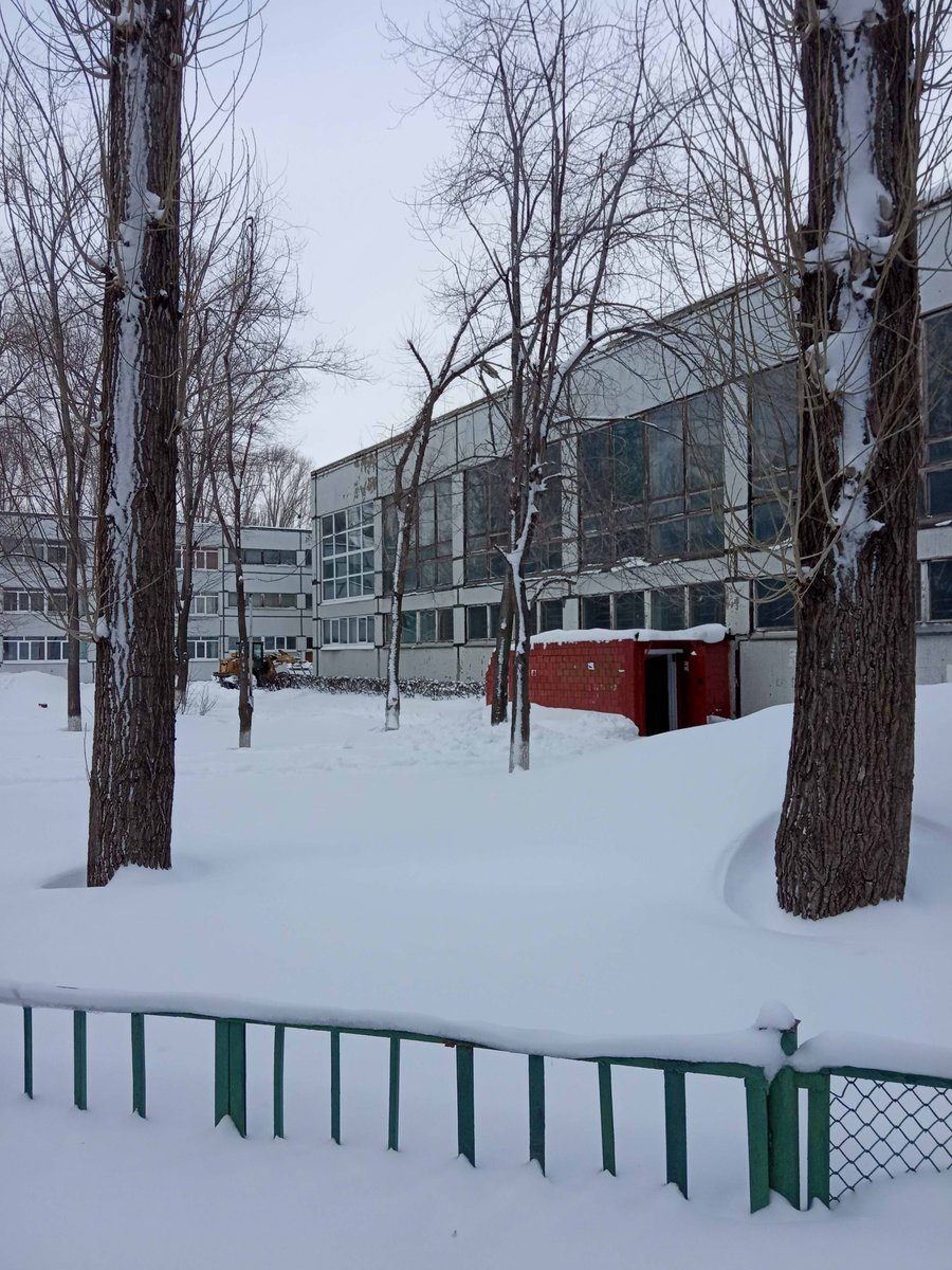 Трактор сегодня чистил территорию возле дома Степана Разина 33. Наводила чистоту от снега на своей территории школа №47 тоже с помощью техники.