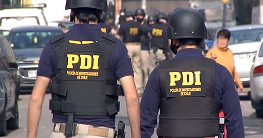 radiopaulina's tweet photo. AHORA | La PDI realiza un operativo en las tomas ubicadas en el sector del Paso La Mula de #AltoHospicio. 

Si bien desde @PDI_Tarapaca no han entregado mayores antecedentes, confirman que se realiza con gran dotación de policías desde temprano este miércoles.

#Iquique https://t.co/uySLMdsQgn