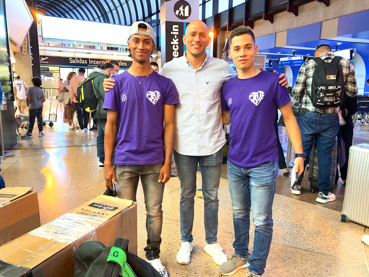 JuanSCeballos's tweet photo. Qué felicidad trabajar para #cambiarvidas a través de @plateadoec. Ayer enviamos a estos 2 muchachos a correr en Portugal 🇵🇹. Ganarán? Se adecuarán? Ojalá, pero al final acumularán una experiencia en su vida.

Seguimos trabajando para aportar deportiva y social/ a nuestro país 🇨🇴 https://t.co/oE5OzlbWPc