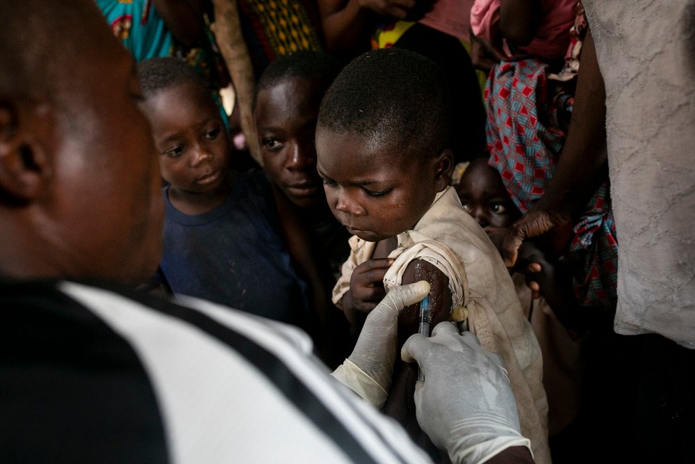 MSFcongo's tweet photo. Entre décembre 2021 et janvier 2022, l’équipe d’urgence de #MSF était mobilisée contre la #rougeole à #Kitenda dans la province du #Kwango. Plus de 1030 patients ont été soignés et près de 60k enfants de 6 mois à 9 ans immunisés. 💉👦🏥💊 #RDC https://t.co/cowlPt7YXr