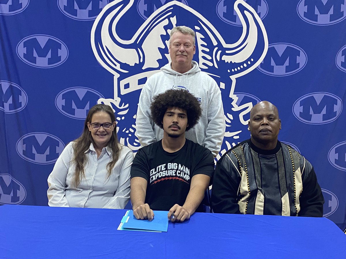 BurgFtball's tweet photo. Congratulations to @DeariusWilliam5 in signing with Siena Heights University. https://t.co/ZTXGSm4S7y