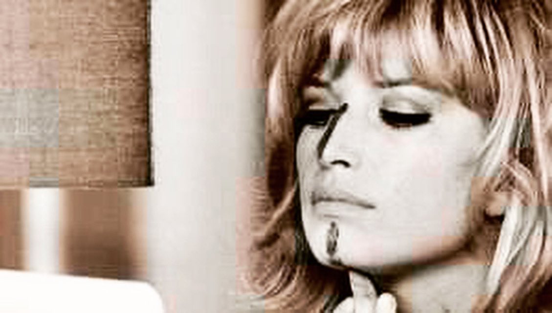 antoniofazio's tweet photo. Nella storia del cinema italiano nessuno ha saputo ridefinire l’immagine e il ruolo della donna come te. La tua intelligenza, la tua autoironia, il tuo fascino, il tuo talento immenso e la tua voce inconfondibile restano come tesori nei nostri cuori.
Addio Monica. #MonicaVitti https://t.co/HJiX56RG53