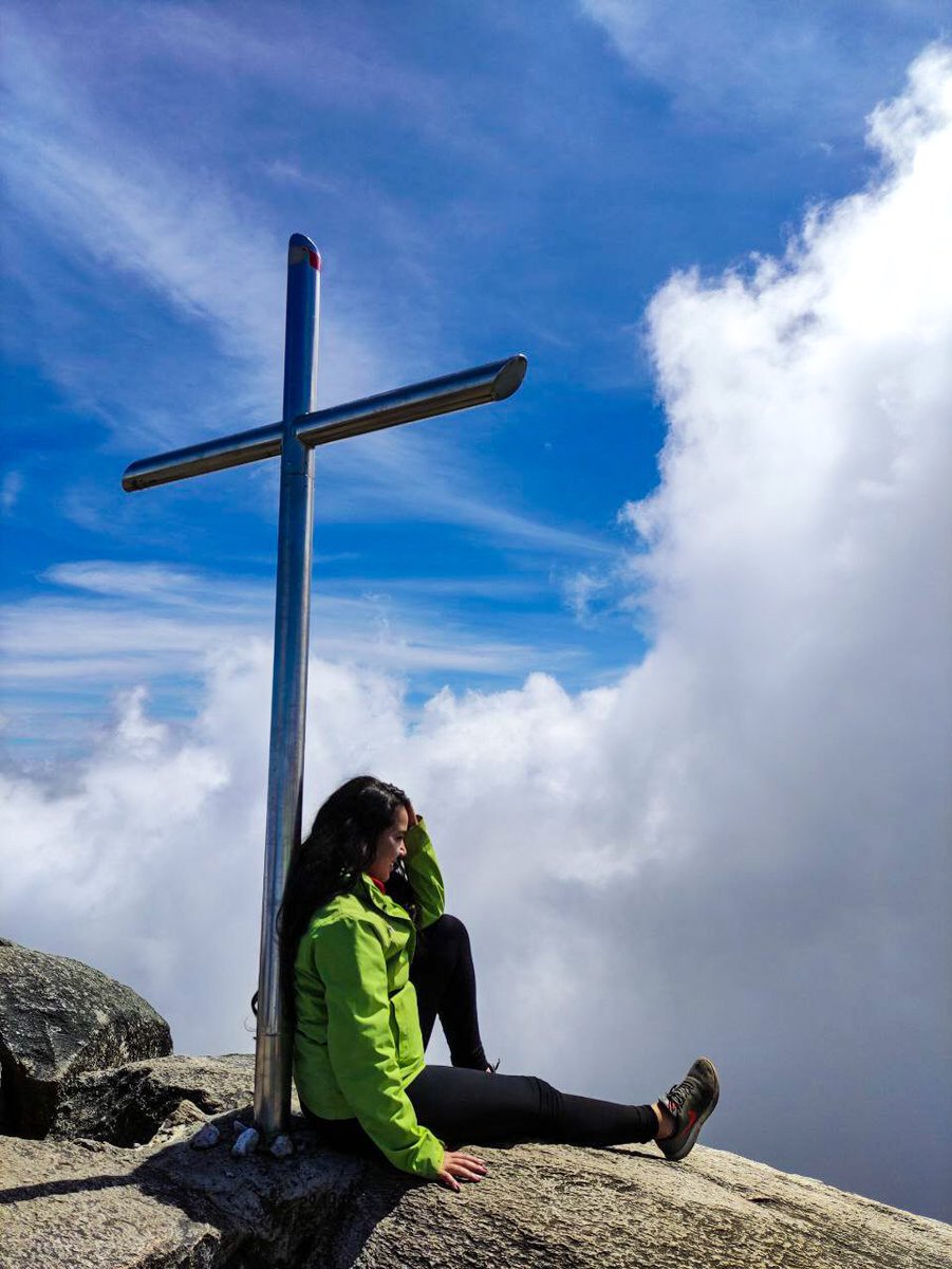 calle20genne's tweet photo. El fin de semana viví una de las experiencias más retadora y reconfortante de mi vida, subí al #PicoNaiguatá fueron 10 hrs caminado de noche, pero lo logré! 
Y la recompensa fue sencillamente maravillosa, les dejo algunas fotos para que aprecien lo mágico de los paisajes... https://t.co/pANlReyJw9