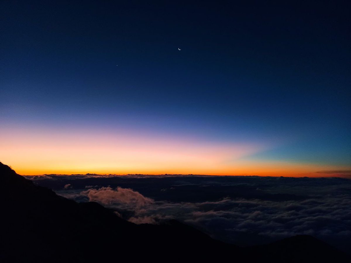 calle20genne's tweet photo. El fin de semana viví una de las experiencias más retadora y reconfortante de mi vida, subí al #PicoNaiguatá fueron 10 hrs caminado de noche, pero lo logré! 
Y la recompensa fue sencillamente maravillosa, les dejo algunas fotos para que aprecien lo mágico de los paisajes... https://t.co/pANlReyJw9