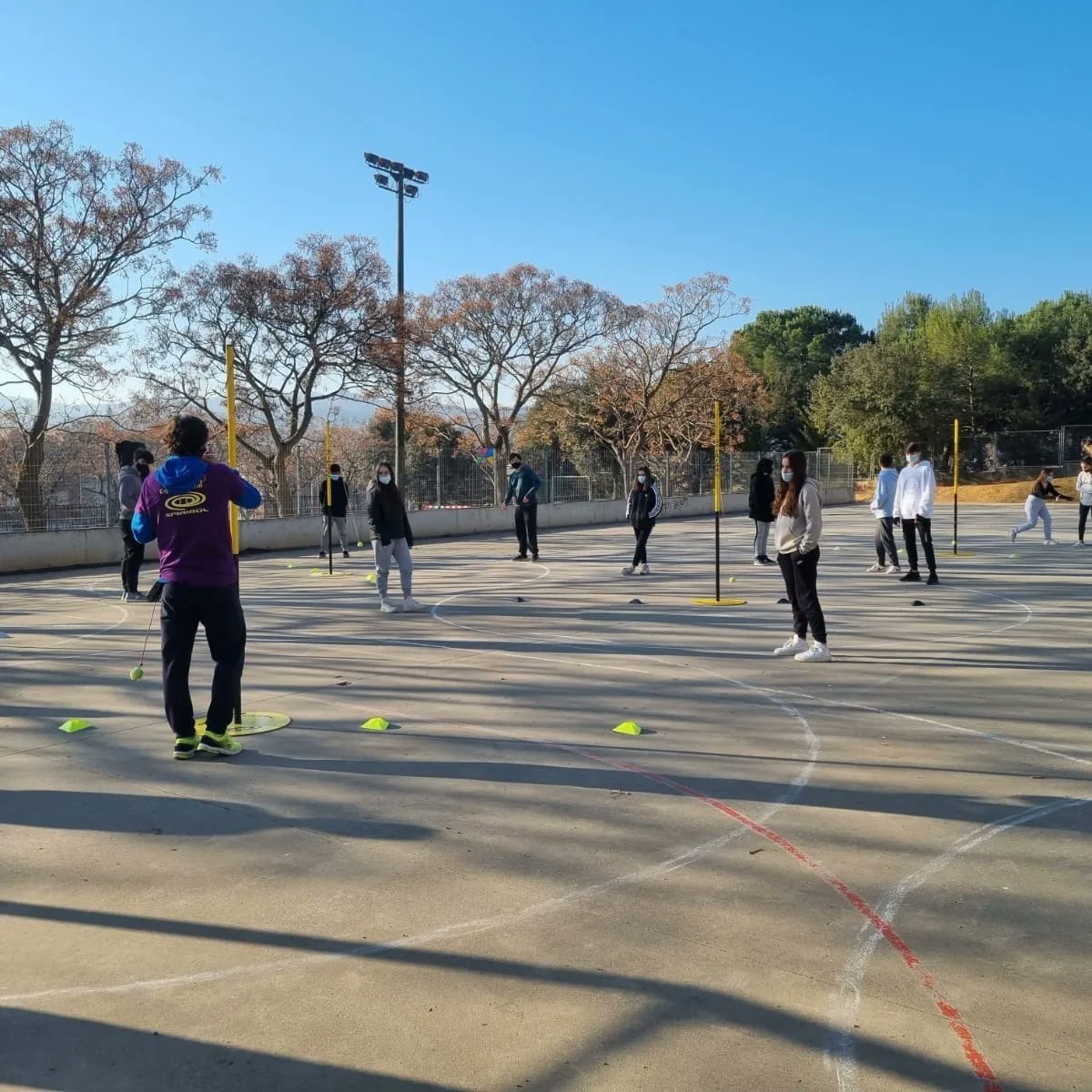 InsForatdelvent's tweet photo. Fa un parell de setmanes, els alumnes de 2n i 3r d'ESO van realitzar un taller d'spiribol al centre. #insforatdelvent #spiribol #edufis https://t.co/OapADmOr8T