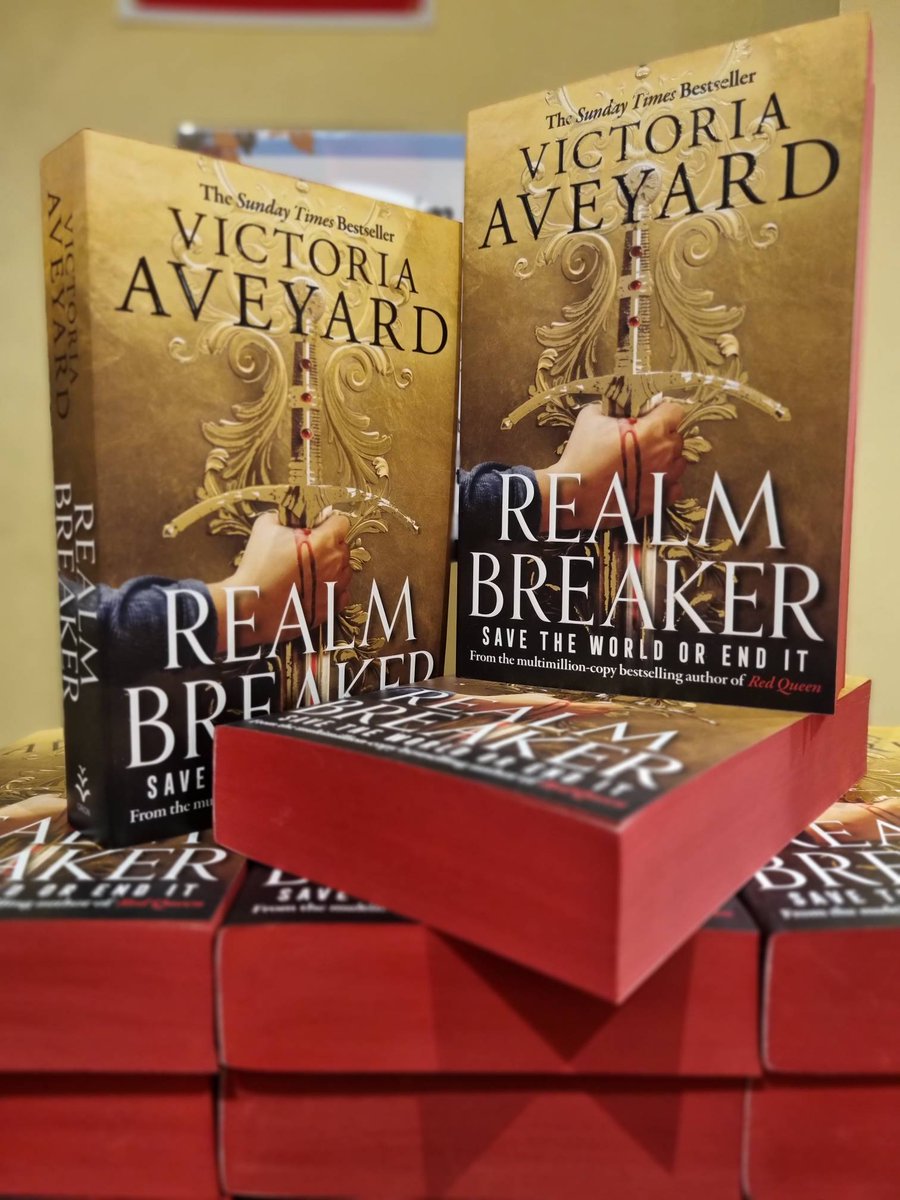 BhamWaterstones's tweet photo. Look at what's in storeπ
This week's pick for #YAWednesday is Realm Breaker by @VictoriaAveyard
This fantastic fantasy adventure acts as thrilling start to a new series!π€© Be sure to grab your copy with these beautiful sprayed edges!
#youngadult #victoriaaveyard #waterstones https://t.co/FUEywq3Ywo