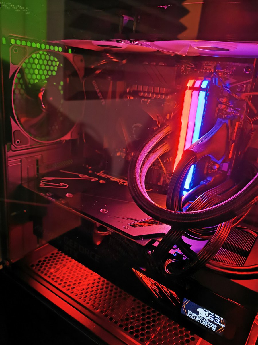 Kuzurye's tweet photo. # Sobreviviente solo con 3 RAM.
Lastimosamente 1 se quemó por un corto de electricidad, solo fueron segundos para que eso pasara. Menos mal y la gráfica el procesador están intactos, ufff
#gamingpc #rtx3080 #Aorusmaster https://t.co/bzRxtrBikh