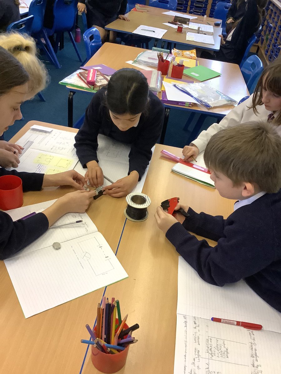 MrsMalcolmStAug's tweet photo. This afternoon, year 6 are using last weekβs plans to investigate the impact wire length has on the brightness of a bulb #staugscience @MrsGuest4 https://t.co/gXg2eGLMmn