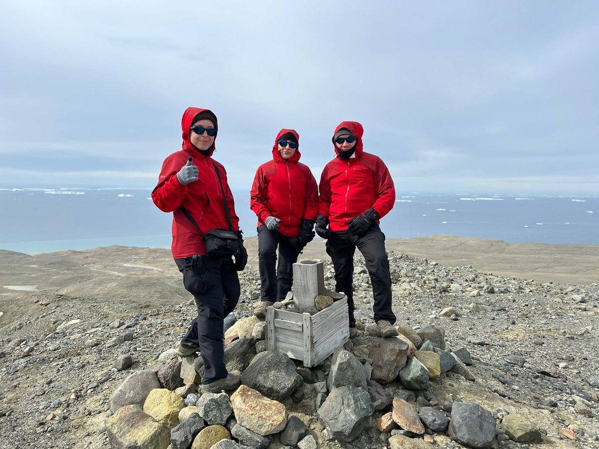 ArgColombia's tweet photo. La @CCO_Antartica nos envía algunas imágenes de los integrantes de la campaña antártica 🇨🇴 en bases argentinas 👇🏻

Aquí, investigadores de la @FuerzaAereaCol en Marambio, con un proyecto sobre riesgos para la operación aérea. Los acompaña investigador de @UniLibertadores https://t.co/lzh6cafYJ7