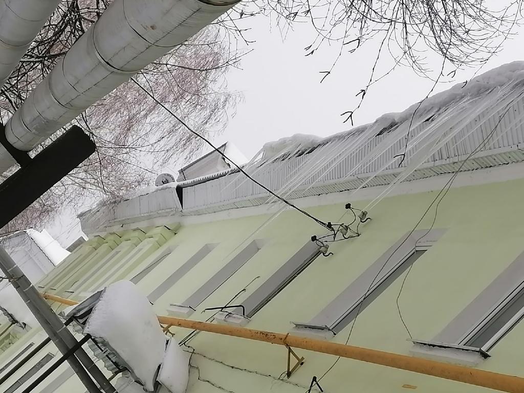 nasmas94's tweet photo. @SamMobilePriem @krasnoglin_adm @mpunb приглашаем на чистку крыши,адрес:Мехзавод,квартал 2,42.Как видите сосульки уже на проводах.В том году всё упало на трубу отопления,был прорыв,в этом году видимо останемся без света.Завтра желательно всё сделать,потом всё упадет от тяжести. https://t.co/obc1XVFZQa