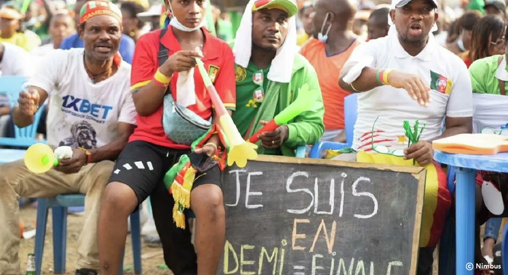 sputnik_afrique's tweet photo. #SputnikReportage | La ville de Douala a accueilli les Lions indomptables pour un match de la CAN. 

@Anicetsimo1 a parlé avec quelques supporters
https://t.co/8SxR4IMZxg

✅ Rejoignez-nous sur Telegram: https://t.co/LWHEmZMXrT https://t.co/VJBSIyOd9e