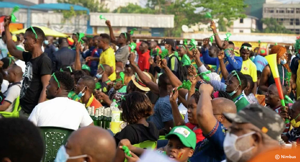 sputnik_afrique's tweet photo. #SputnikReportage | La ville de Douala a accueilli les Lions indomptables pour un match de la CAN. 

@Anicetsimo1 a parlé avec quelques supporters
https://t.co/8SxR4IMZxg

✅ Rejoignez-nous sur Telegram: https://t.co/LWHEmZMXrT https://t.co/VJBSIyOd9e
