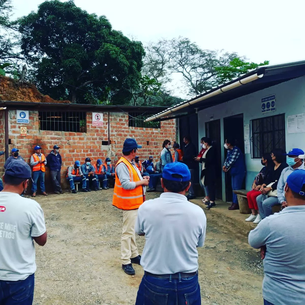 KleverSanchezA's tweet photo. El día de ayer se mantuvo una reunión con los trabajadores del GAD, con la finalidad de socializar la planificación anual y trabajar de manera coordinada fortaleciendo la comunicación
#Trabajo #Olmedo #Loja https://t.co/mbQ6Hhi0f7