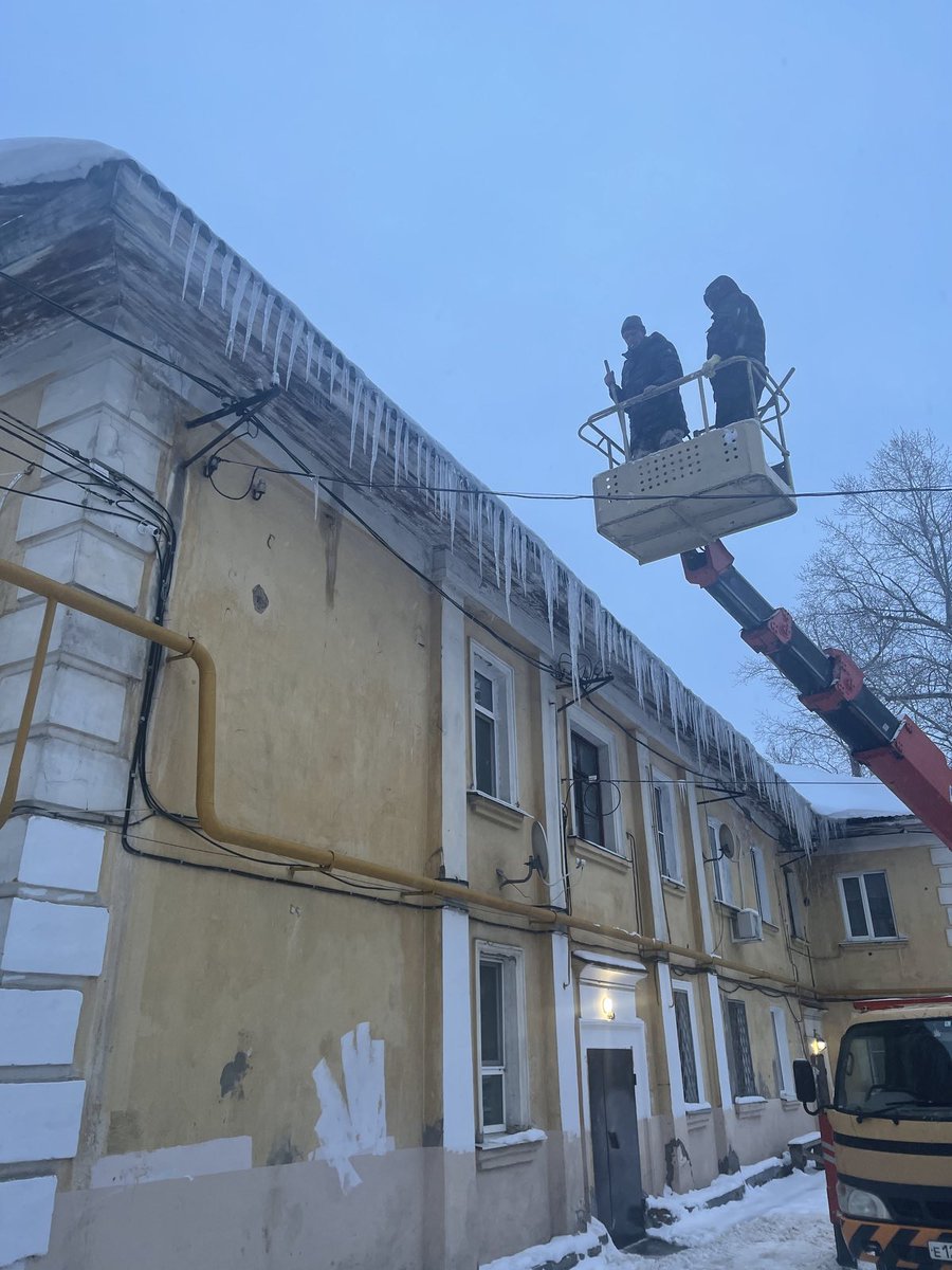 Механизированная уборка придомовых территорий и очистка кровель от снега и наледи <a href="/ak_kbsh/">Административная комиссия Куйбышевского района</a> <a href="/kuibadm/">Администрация Куйбышевского района</a> <a href="/AA_Korobkov/">Алексей Коробков</a> <a href="/krotkov_s/">Сергей Кротков</a> <a href="/RjnTvmVFS4vBtTm/">Александр Бирюков</a>  ул. Медицинская д. 9, 11