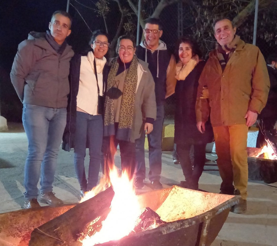 PsoeBaena's tweet photo. 🌹El #PSOE de #Albendín y de #Baena cumplen un año➕ con la tradición ancestral de la Candelaria  acompañando a l@s vecin@s de Albendín en el encendido de la candela y en la convivencia posterior. 
🔥"El fuego extingue lo viejo y alumbra un nuevo período de renovación" https://t.co/shzyrLKxoa