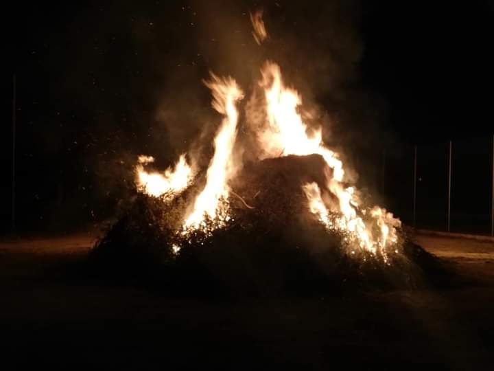PsoeBaena's tweet photo. 🌹El #PSOE de #Albendín y de #Baena cumplen un año➕ con la tradición ancestral de la Candelaria  acompañando a l@s vecin@s de Albendín en el encendido de la candela y en la convivencia posterior. 
🔥"El fuego extingue lo viejo y alumbra un nuevo período de renovación" https://t.co/shzyrLKxoa
