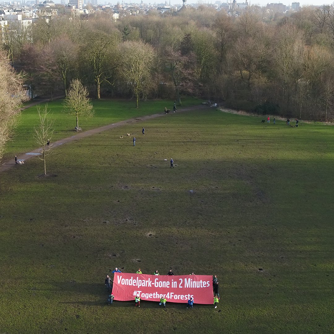 GreenpeaceNL's tweet photo. Iedere 2 sec. verdwijnt wereldwijd een stuk natuur zo groot als een voetbalveld. Met deze snelheid zou het #Vondelpark in Amsterdam in 2 minuten weg zijn... Kun jij je dit voorstellen? 1/3 https://t.co/dsOAIoDUbZ