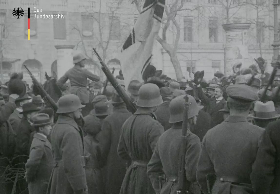 BundesarchivD's tweet photo. Am Sonntag nicht verpassen: Die Jubiläumsshow zum Tag der Weimarer Republik. Am 6.2.2022 um 20.15 h geht´s los. Auch #dasBundesarchiv ist dabei mit Originalaufnahmen vom Kapp-Lüttwitz-Putsch 1920 in Berlin.
#TdWR
https://t.co/7UikZKrOo9 https://t.co/2B38DKWds2