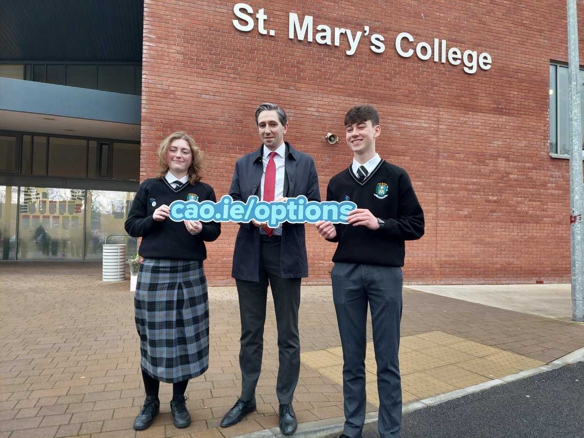 Minister <a href="/SimonHarrisTD/">Simon Harris TD</a> today visited schools in Louth where he spoke to students about their CAO options, as well Government plans to ensure their Leaving Cert is graded fairly. 
Thanks to <a href="/maristdundalk/">St. Mary's College</a>, <a href="/stvdundalk/">St Vincent's School</a> (and school dog Finn) &amp; <a href="/ScoilUiMhuiri/">Scoil Ui Mhuiri</a> for their warm welcomes