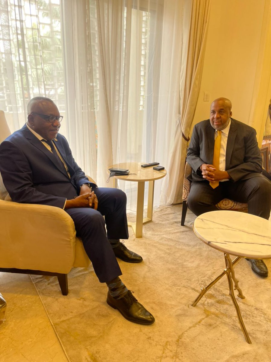 Minaff_fonc_rdc's tweet photo. Rencontre ce matin à  son cabinet de travail entre Aimé Sakombi Molendo et une délégation des hauts cadres de la Miba conduite par son ADG ai,  venue solliciter l'arbitrage du Ministre dans le dossier de spoliation la concession Miba à Mbuji-Mayi. https://t.co/YJBaf0mFPl