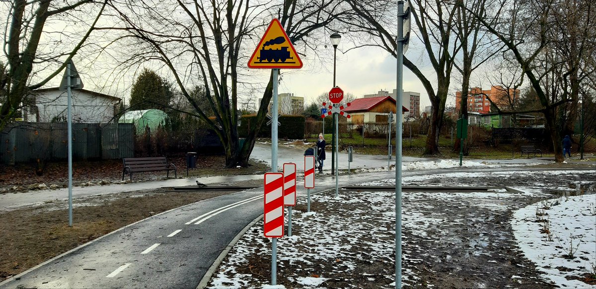 MariekeGent's tweet photo. Passed by the supersweet miniroads with traffic signs in the park, meant for children to practice traffic rules. They even put in some rails to make the railway crossing seem more realistic! π
ππ
#StetWalk #StetRun #RunOnEditors https://t.co/SNyLHcoXbD