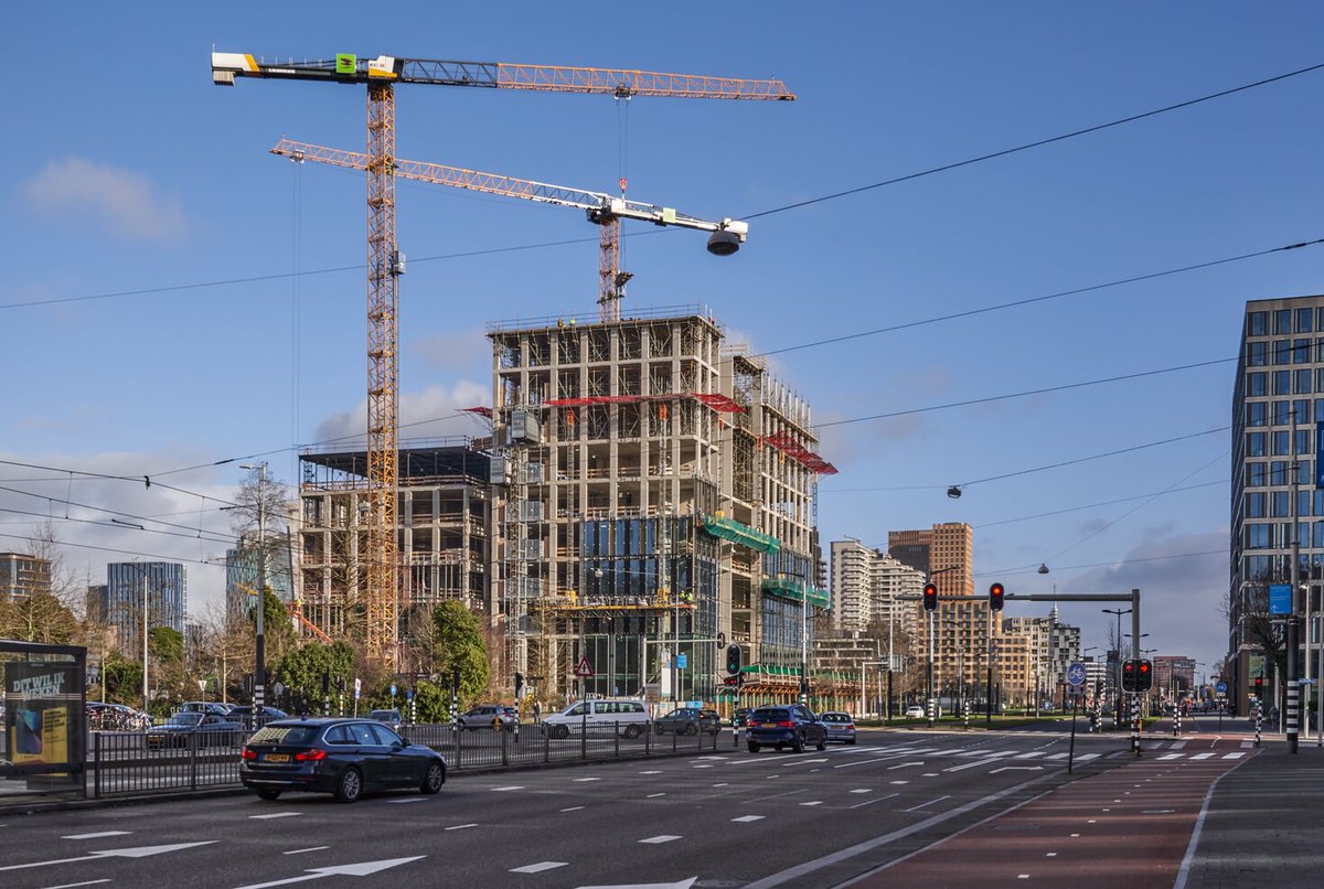 Het gaat rap bij Onderzoeksgebouw VU! Zo is de vloer van de 10e verdieping van de hoogbouw gestort en zijn we bezig met het sluiten van de gevel tot en met de 5e verdieping. Bij de laagbouw wordt de dakbedekking aangebracht 🛠️

Lees hier meer bit.ly/3Hp3m9o

<a href="/VUamsterdam/">Vrije Universiteit Amsterdam (inactief)</a>