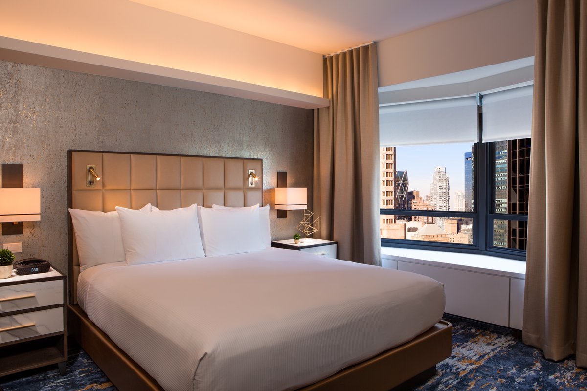 Book our #StayLaterSundays offer and enjoy more time to relax or explore with 5PM check-out on Sundays. 🧳
#nyc #travel #hotel 

✨Book Now:
bit.ly/346DTTQ